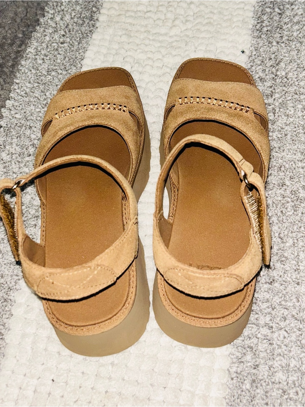 UGG Women's Tan Suede Platform Sandal. Size 9 - Picture 5 of 8